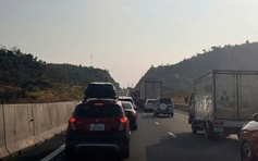 Vất vả, mất thời gian nhưng sao nhiều người vẫn chọn lái xe về quê ăn tết?