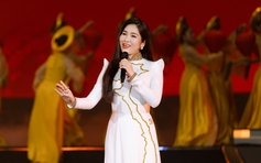 NSƯT Như Huỳnh, Võ Hạ Trâm gây xúc động trong chương trình nghệ thuật 'Xuân quê hương'