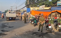 CSGT TP.HCM xử lý lấn chiếm vỉa hè, lòng đường quanh các chợ đầu mối dịp tết