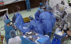 Bác sĩ giành giật sự sống cho bé trai đột ngột ngưng tim