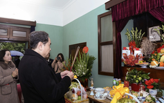 Chủ tịch Quốc hội dâng hương tưởng nhớ Chủ tịch Hồ Chí Minh tại Nhà 67