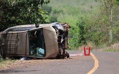 Đồng Nai: Xe 7 chỗ lật nghiêng trên đường, 2 bà cháu tử vong