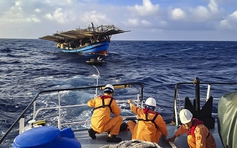 Tàu hỏng máy giữa biển, 36 ngư dân Quảng Ngãi chờ tàu hải quân ra cứu