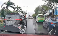 Vụ ô tô đi giật lùi ở tỉnh Quảng Trị: CSGT phạt tài xế dừng xe trái quy định, gây ùn tắc giao thông