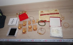 Dùng móc phơi quần áo đột nhập nhà hàng xóm, bê két sắt chứa 5 cây vàng