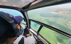 Du khách hồi hộp ngắm cảnh biển TP.HCM từ trực thăng