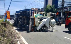 TP.HCM: Xe bồn tông gãy cột đèn, lật ngang trên đường ĐT746