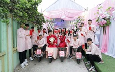 Chú rể dùng 9 xe rùa chở sính lễ sang hỏi vợ... nhà hàng xóm