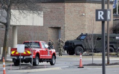 Lao xe vào giáo đường, xả súng 'khủng bố' chết người tại đại học ở Mỹ