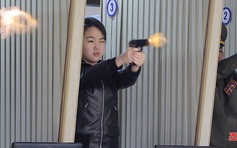 Ông Kim Jong-un và con gái bắn thử súng ngắn
