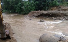 Đà Nẵng: Cầu tạm bị lũ cuốn trôi gây chia cắt khu dân cư