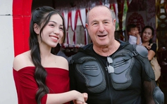 2 khách Tây đi ngang qua đám cưới, bất ngờ được mời vào dự tiệc