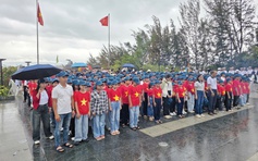 Hàng ngàn người dâng hương tưởng nhớ 64 chiến sĩ Gạc Ma