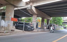 Gầm cầu bị chiếm dụng làm nơi buôn bán và đậu ô tô