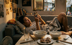 Vừa ăn xong nằm lướt điện thoại: Điều gì xảy ra với cơ thể?