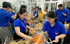 Bếp thanh niên đỏ lửa ngày bầu cử: Hàng trăm suất cơm tiếp sức các lực lượng
