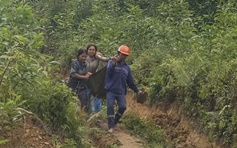 Khai thác keo dưới đường dây điện cao thế, 2 người nhập viện cấp cứu