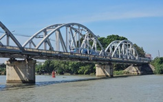 Tăng cường kiểm tra tàu thuyền qua lại khu vực cầu Ghềnh