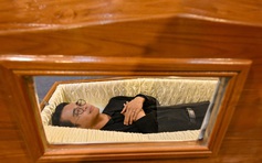 Một lễ hội ở Thái Lan mời khách vào quan tài 'thử chết'