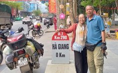 Vợ chồng U.60 chở nhau phượt mô tô từ Nam ra Bắc