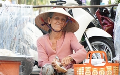 Gánh bánh tráng kẹo mạch nha 40 năm: Bà ngoại bán 10 cái mỗi ngày vẫn không nỡ nghỉ