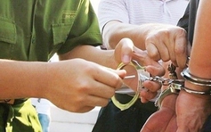 Mua trang phục công an trên Facebook, làm giả thẻ đảng viên để lừa đảo 'chạy án'