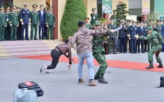 Bộ trưởng Quốc phòng Việt Nam - Trung Quốc xem biên phòng diễn tập bắt tội phạm ma túy