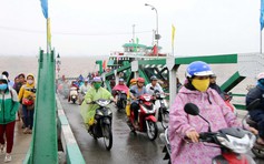 Hai bến phà lớn nhất TP.HCM tăng giá vé vì không chịu nổi bão giá dầu