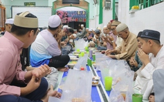 Sau 18 giờ 8 phút, người dân hẻm kiêng rượu bia, thịt heo ở TP.HCM ăn gì?