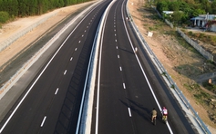 Chờ cao tốc Biên Hòa - Vũng Tàu thông xe, người dân chạy bộ, đá banh mỗi chiều