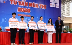 Tư vấn mùa thi: Nữ sinh nhận học bổng, nghẹn ngào vì có thể 'đỡ đần mẹ'