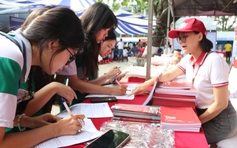 Tư vấn mùa thi: Gian hàng 'nóng' từ sáng sớm, học sinh săn cơ hội tương lai