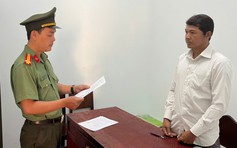 Dùng dao đánh cán bộ, bị khởi tố về tội sử dụng vũ khí quân dụng