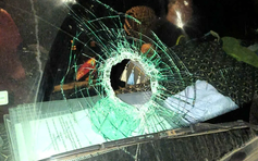 Lái xe bàng hoàng kể khoảnh khắc 'dính đá' trên cao tốc Quảng Trị