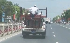 Xe bán tải biển xanh chở người và bàn ghế sau thùng, CSGT Huế vào cuộc