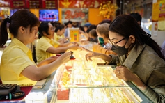 Giá vàng lao dốc, tiết kiệm hưởng lợi