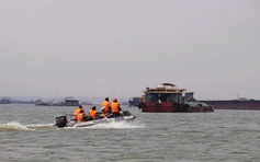 16 cảnh sát quần thảo trên sông Hồng tìm kiếm 2 nạn nhân bị chìm tàu