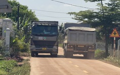 Xe tải chở đất tung hoành, người dân 'thấp thỏm' khi ra đường