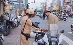 Dừng đèn đỏ chắn lối xe rẽ phải có bị phạt 22 triệu?