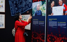 Nghe phụ nữ bản làng kể chuyện qua triển lãm 'Gieo xanh nơi đỉnh mây'