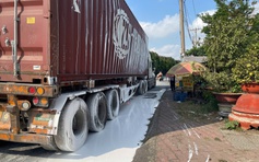 Container chở sơn ôm cua lật dưới cầu vượt Bình Phước, nước sơn tràn ra đường