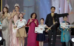 Rapper Đen Vâu biểu diễn cùng thiếu nhi tại Giải thưởng Búp Sen Vàng