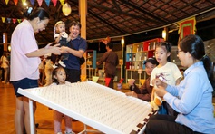 Đến lễ hội ẩm thực ở TP.HCM, nhiều gia đình 'ở lì' vì khu trò chơi dân gian