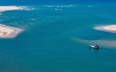 Cửa Lở bồi lấp, ngư dân 'mắc cạn' giữa mùa biển