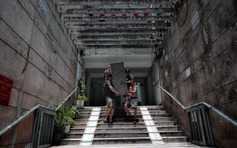 Bên trong cư xá Thanh Đa xuống cấp: Cư dân giằng co giữa đi và ở