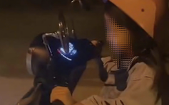 Bé gái 5 tuổi điều khiển xe máy điện gây xôn xao