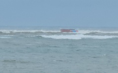 Quảng Trị: Lật tàu cá cách bờ 100 m tại biển Nhật Lệ, 1 người tử vong