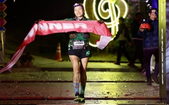 Chạy siêu địa hình bằng đôi dép đặc biệt