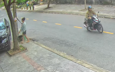 Người phụ nữ dùng gậy, rựa đập phá ô tô đậu ven đường