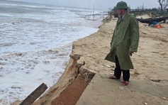 Triều cường dâng cao, bờ biển Mỹ Thủy sạt lở nghiêm trọng